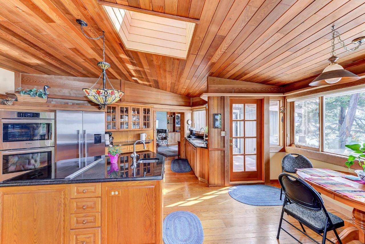 Oceanside Lodge Saanich Inlet North Saanich Bagian luar foto